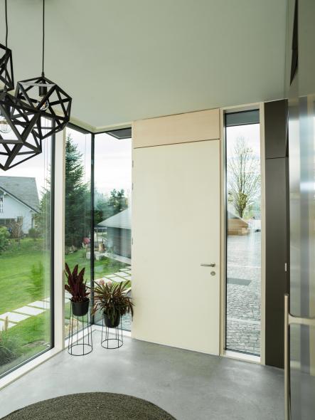 Innenansicht weiße PaXentrée Holz-Aluminium Haustür