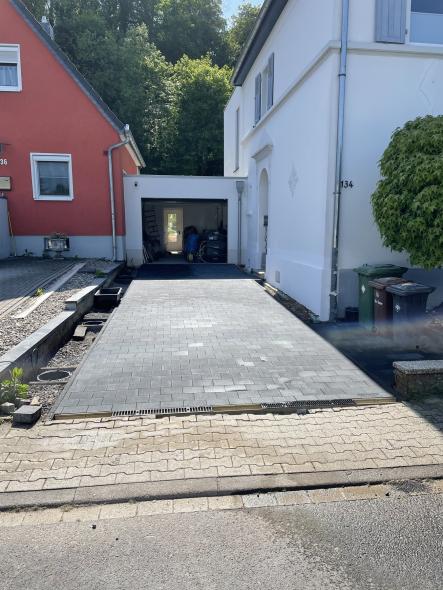 Neues Pflaster für Einfahrt